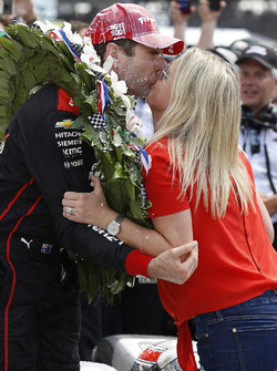 1. Will Power, Team Penske Chevrolet, mit Ehefrau Liz