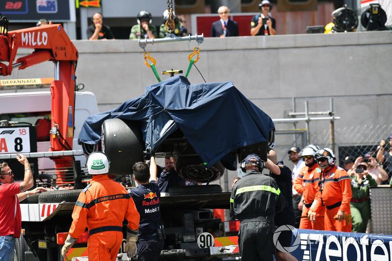 I marshal recuperano la monoposto di Max Verstappen, Red Bull Racing RB14