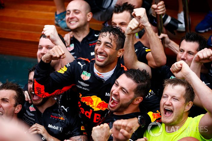 Daniel Ricciardo, Red Bull Racing, celebra la victoria en la piscina de la estación de Red Bull Energy con los miembros del equipo