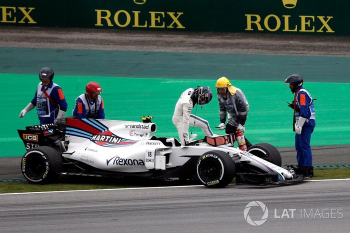 Oficiales recuperan el coche de Lance Stroll, FW40 Williams después de parar en la pista en la PL3