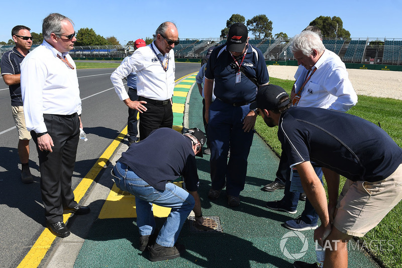 Charlie Whiting, Delegato FIA, ispeziona pista e cordoli