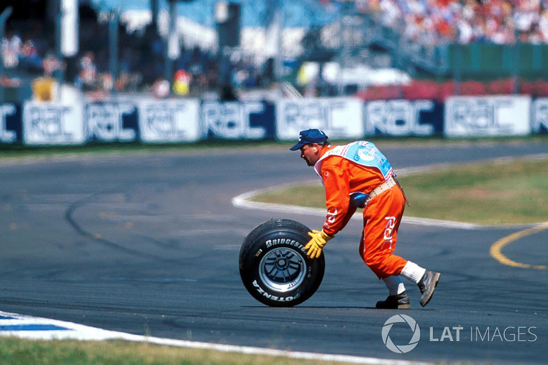 La rueda de Michael Schumacher, Ferrari en el accidente