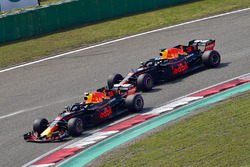 Max Verstappen, Red Bull Racing RB14 precede Daniel Ricciardo, Red Bull Racing RB14