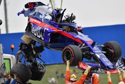 The crashed car of Brendon Hartley, Scuderia Toro Rosso is recovered in FP3