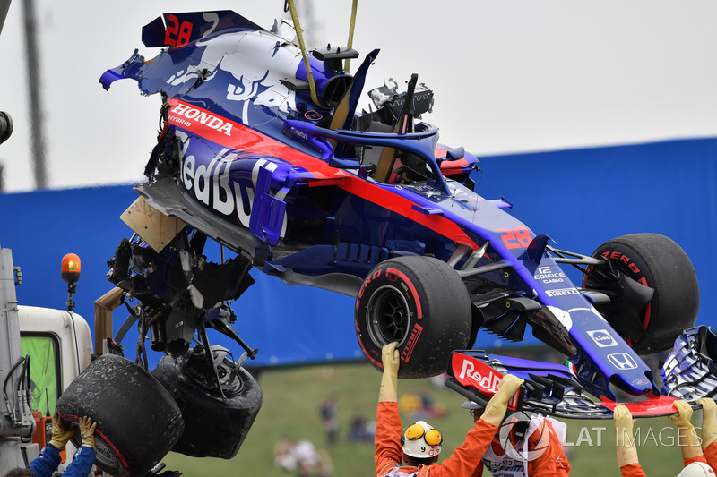 Mobil Brendon Hartley dievakuasi