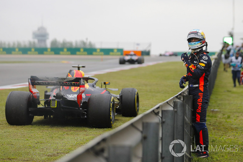 Daniel Ricciardo, Red Bull Racing, espera al lado de su coche dañado