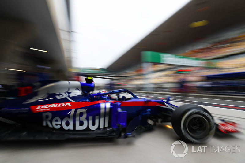 Pierre Gasly, Toro Rosso STR13 Honda, leaves the garage