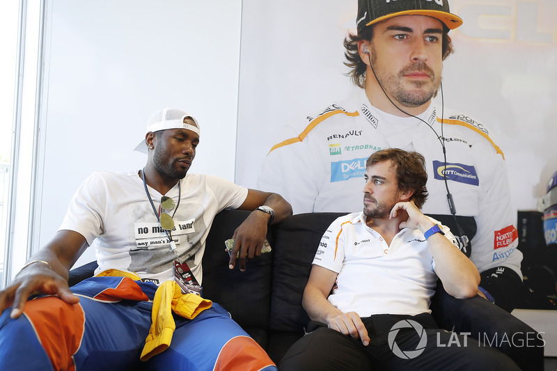 Serge Ibaka, Toronto Raptors jugador de la NBA con Fernando Alonso, McLaren.