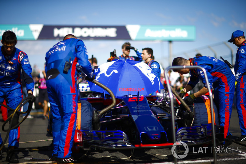 Toro Rosso engineers prepare the car of Brendon Hartley, Toro Rosso STR13 Honda, on the grid