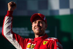 Le vainqueur Sebastian Vettel, Ferrari, sur le podium