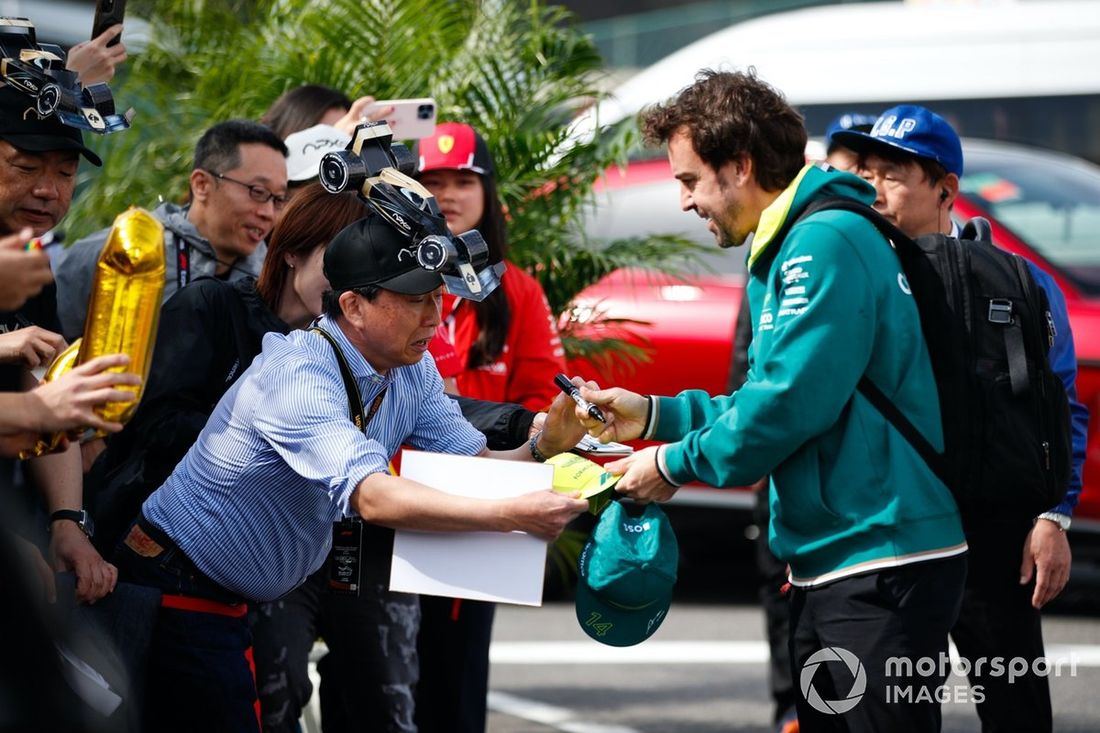 Fernando Alonso, Aston Martin F1 Team, saluda a los aficionados a su llegada al circuito