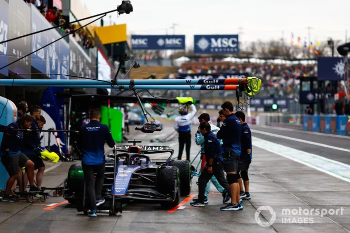 Alex Albon, Williams FW46, dans la voie des stands