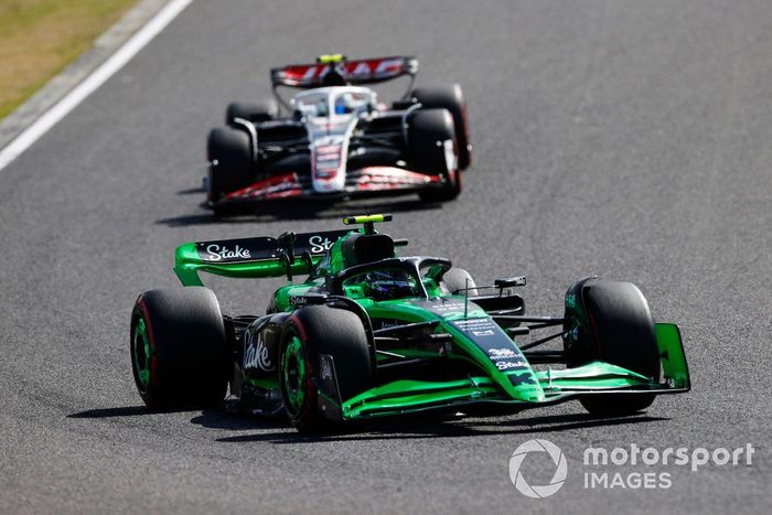 Zhou Guanyu, Sauber C44, Nico Hulkenberg, Haas VF-24