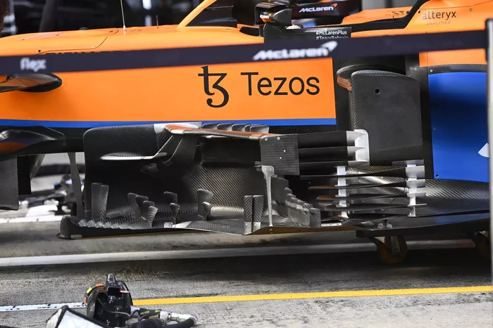 Detalle del bargeboard del McLaren MCL35M