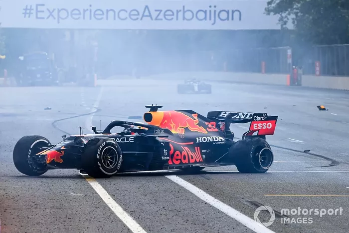 Il ritiro di Max Verstappen, Red Bull Racing causato dal cedimento del pneumatico posteriore sinistro