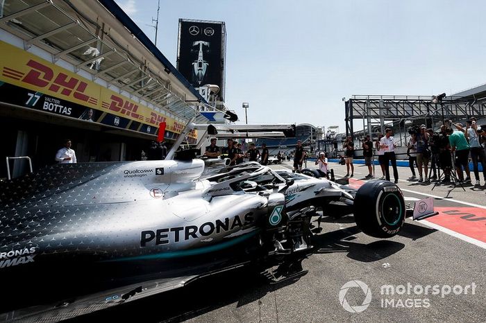 Mercedes AMG F1 W10 con decoración especial de los 125 años en motorsport