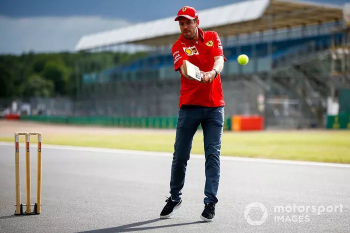 Sebastian Vettel, Ferrari, jugando a cricket 