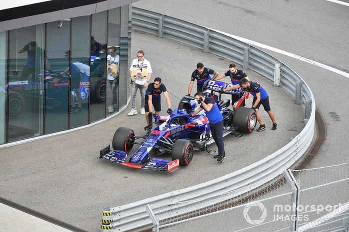Los mecánicos de Toro Rosso mueven el coche de Daniil Kvyat, Toro Rosso STR14