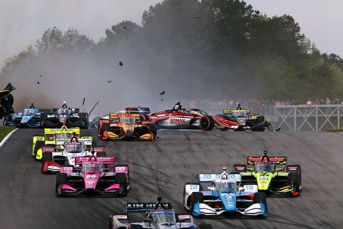 Choque en la salida de Felix Rosenqvist, Arrow McLaren SP Chevrolet, Ryan Hunter-Reay, Andretti Autosport Honda , Rinus VeeKay, Ed Carpenter Racing Chevrolet