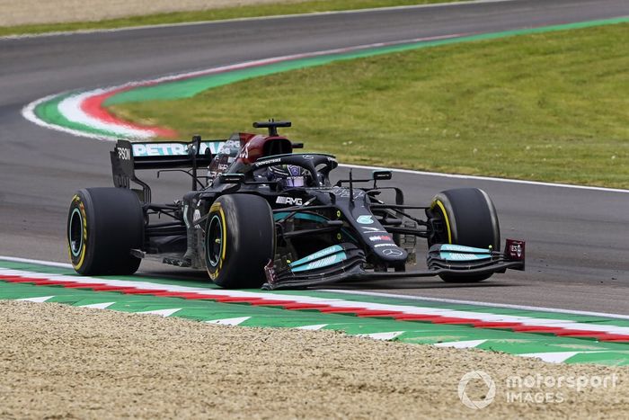 Lewis Hamilton, Mercedes W12, con un alerón delantero dañado