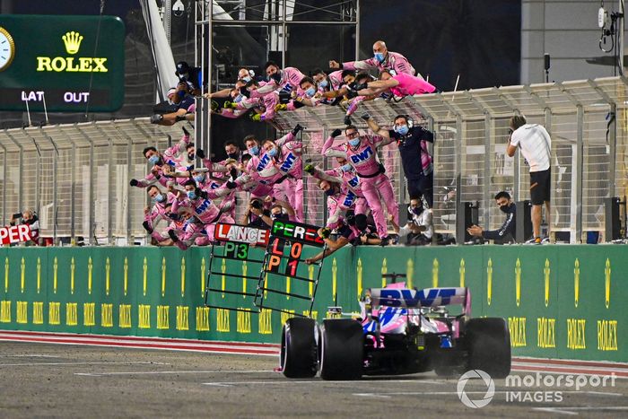 Sergio Perez, Racing Point RP20, taglia la linea del traguardo e vince la sua prima gara in Formula1