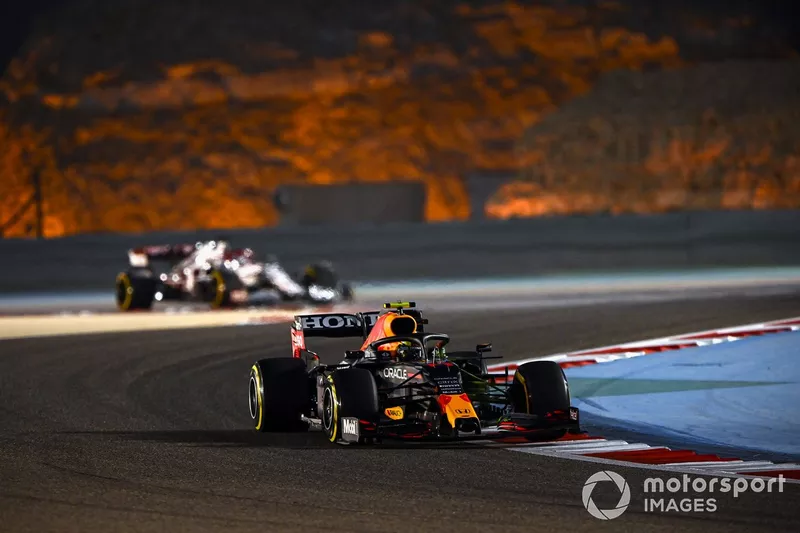 Sergio Pérez, Red Bull Racing RB16B, Kimi Raikkonen, Alfa Romeo Racing C41