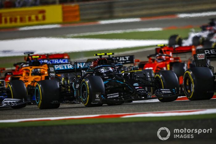 Arrancada Valtteri Bottas, Mercedes F1 W11, Esteban Ocon, Renault F1 Team R.S.20