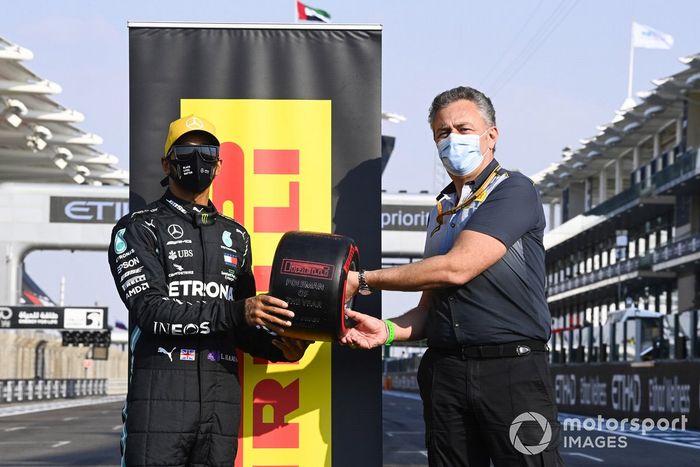 Lewis Hamilton, Mercedes-AMG F1 recibe el premio Pirelli Poleman de manos de Mario Isola, director de carreras de Pirelli Motorsport 