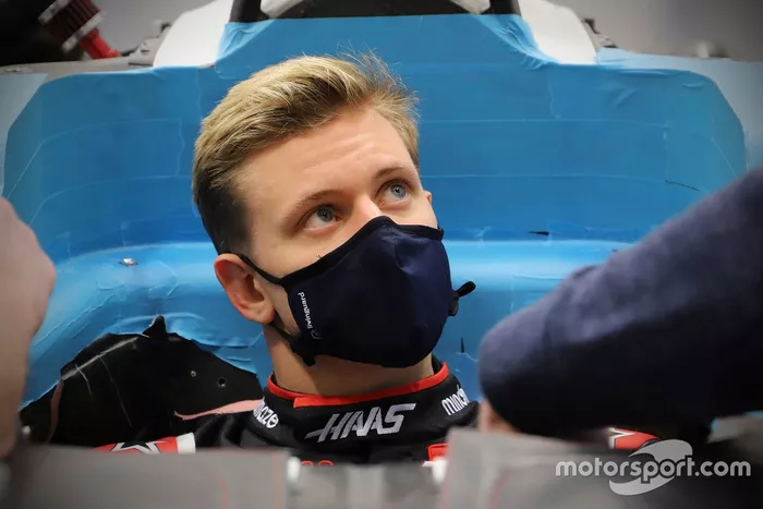 Mick Schumacher y su ajuste de su asiento con Haas