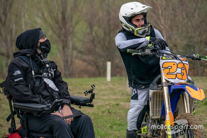 Bryan Toccaceli, coach de la VR46 Riders Academy, con  Niccolò Antonelli