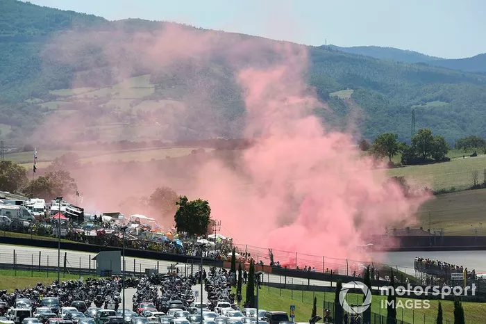 Aficionados con bengalas