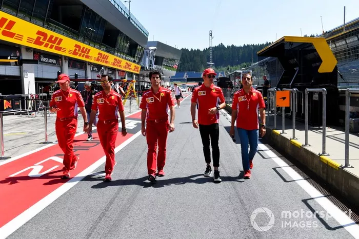 Jock Clear, Ferrari, Charles Leclerc, Ferrari nella pit lane con Marc Gene