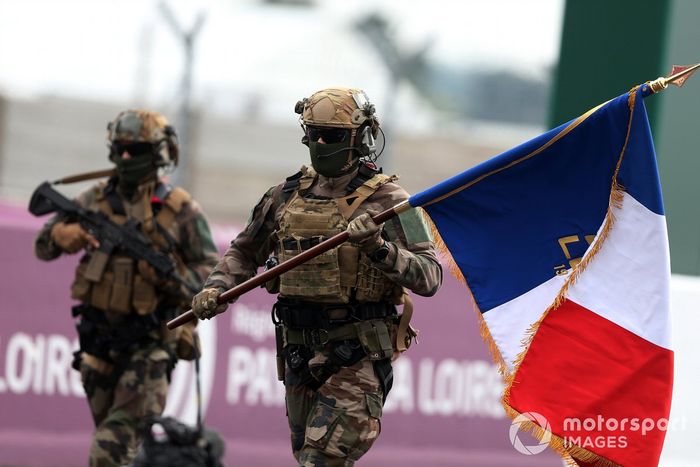 La bandera francesa se entrega a la parrilla