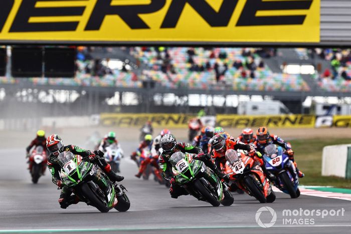 Jonathan Rea, Kawasaki Racing Team leads on lap 1