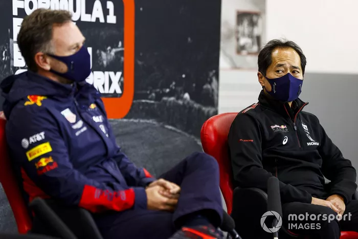 Toyoharu Tanabe, Director Técnico de la Fórmula 1, Honda y Christian Horner, Team Principal de Red Bull Racing en la conferencia de prensa