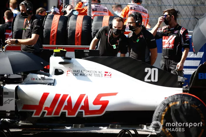 Mecánica en la parrilla con Kevin Magnussen, Haas F1