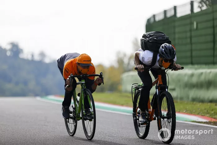 Lando Norris, McLaren, en bici