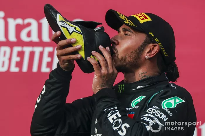 Podio: ganador de la carrera Lewis Hamilton, Mercedes-AMG F1 celebra tomando en un zapato