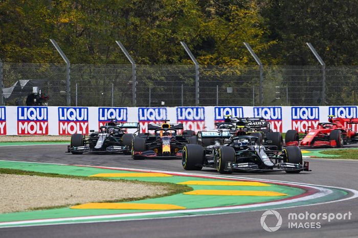 Valtteri Bottas, Mercedes F1 W11, Max Verstappen, Red Bull Racing RB16, Lewis Hamilton, Mercedes F1 W11, al inicio