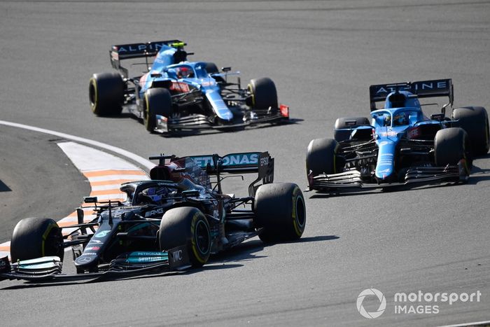 Lewis Hamilton, Mercedes W12, Fernando Alonso, Alpine A521, Esteban Ocon, Alpine A521