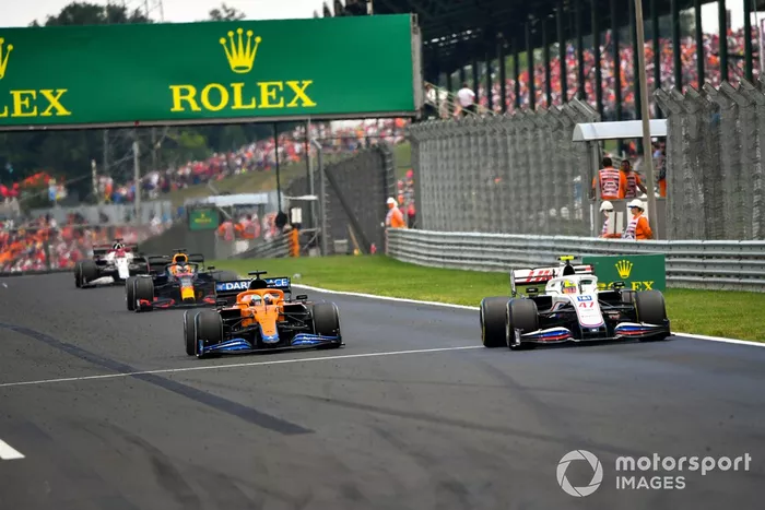 Daniel Ricciardo, McLaren MCL35M, lucha con Mick Schumacher, Haas VF-21