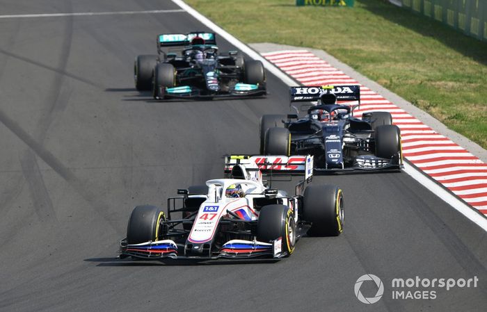 Mick Schumacher, Haas VF-21, Pierre Gasly, AlphaTauri AT02, y Lewis Hamilton, Mercedes W12