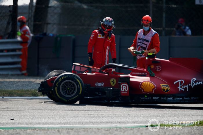 Carlos Sainz,, Ferrari SF21, inspecciona su coche tras el accidente en la FP2 de Monza