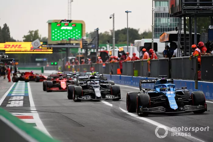 Fernando Alonso, Alpine A521, Pierre Gasly, AlphaTauri AT02, en el pit lane