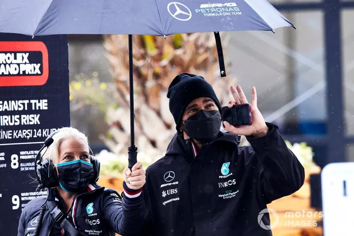 Angela Cullen, fisioterapeuta de Lewis Hamilton con Lewis Hamilton, Mercedes
