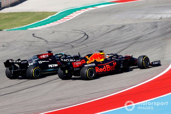 Max Verstappen, Red Bull Racing RB16B, lucha con Lewis Hamilton, Mercedes W12