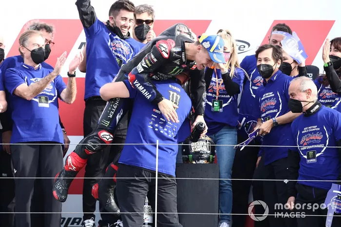 El campeón del mundo Fabio Quartararo, Yamaha Factory Racing, celebra con su equipo