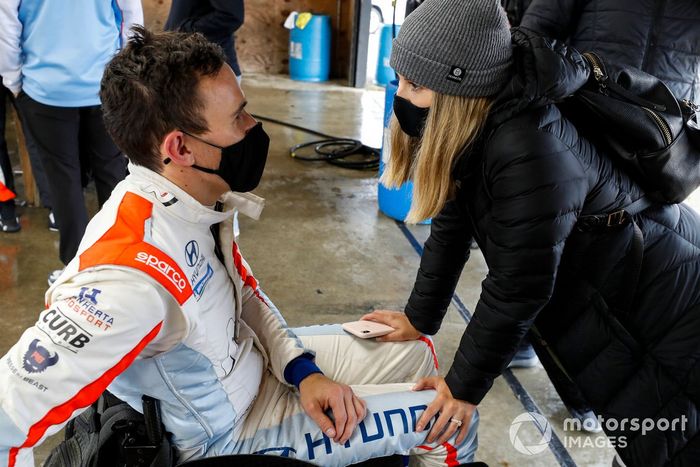 Robert Wickens con Karli Wickens, Bryan Herta Autosport, Hyundai Veloster N TCR 
