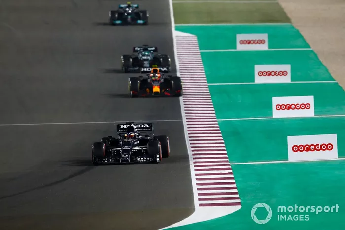 Yuki Tsunoda, AlphaTauri AT02, Sergio Pérez, Red Bull Racing RB16B, y Lance Stroll, Aston Martin AMR21