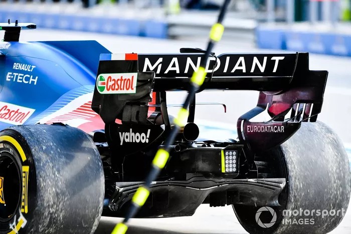Fernando Alonso, Alpine A521, en el pit lane